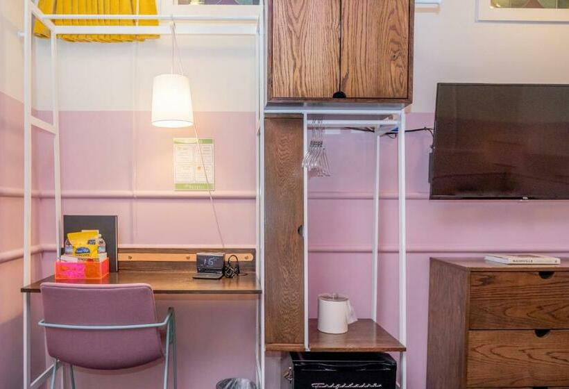 غرفة قياسية داخلية, The Russell