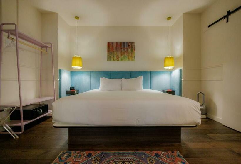 جناح دور أخير, The Russell