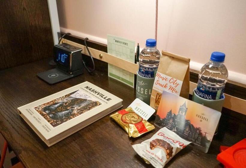 غرفة قياسية داخلية, The Russell