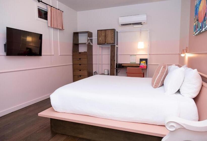 غرفة قياسية داخلية, The Russell