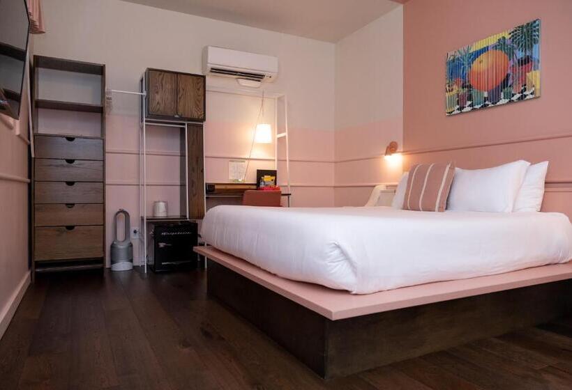 غرفة قياسية داخلية, The Russell