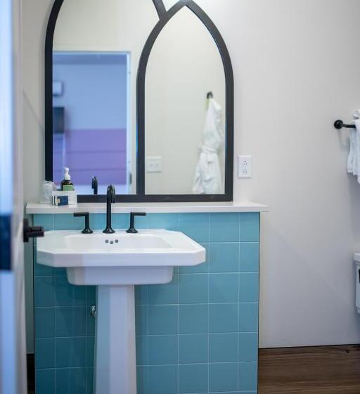 غرفة قياسية داخلية, The Russell