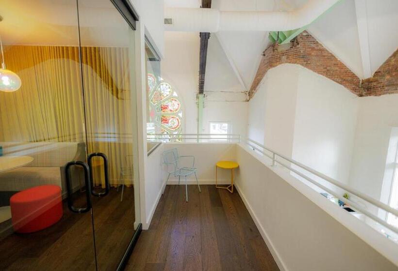 جناح دور أخير, The Russell