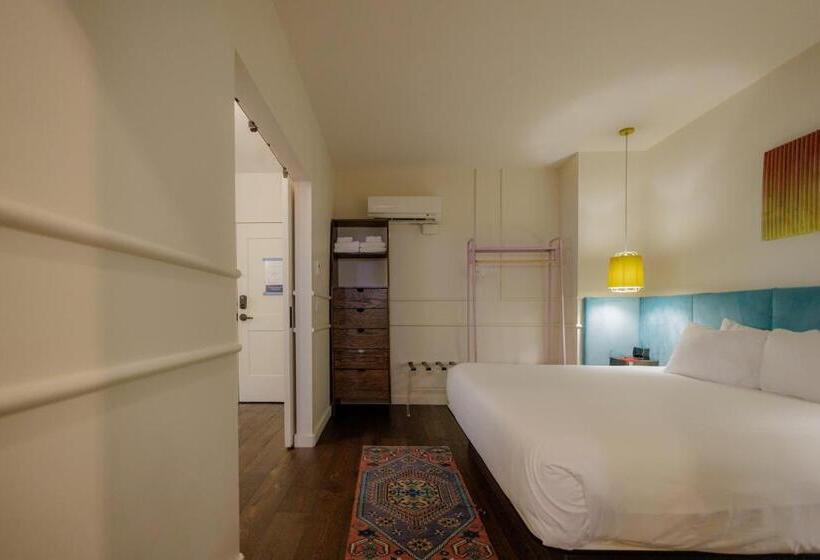 جناح دور أخير, The Russell