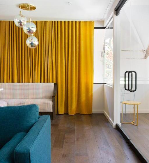 جناح دور أخير, The Russell