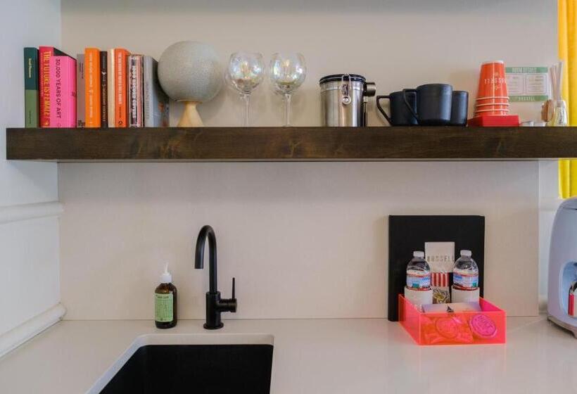 جناح دور أخير, The Russell