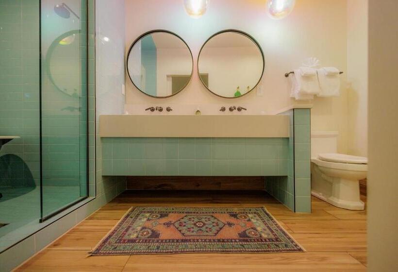 جناح دور أخير, The Russell