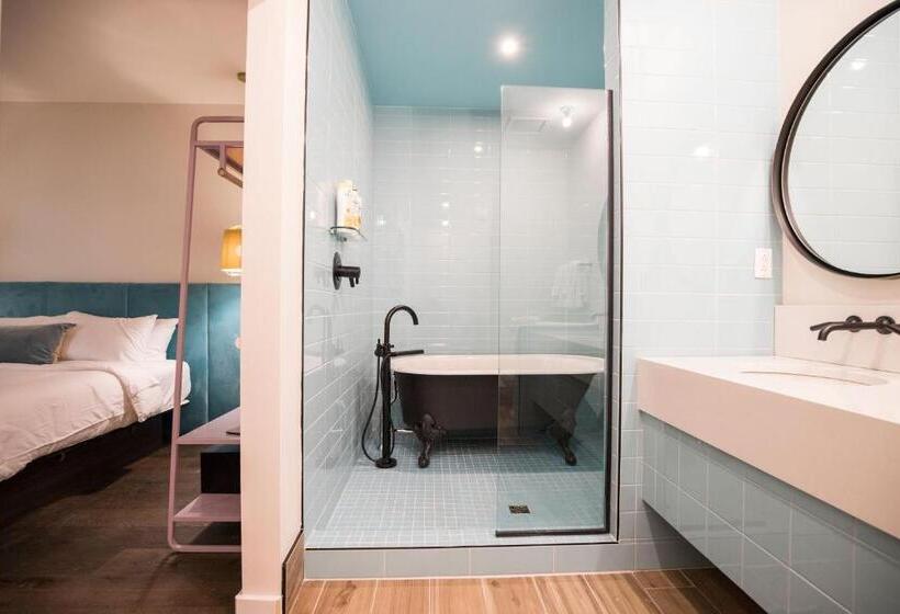 جناح دور أخير, The Russell