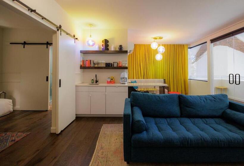 جناح دور أخير, The Russell