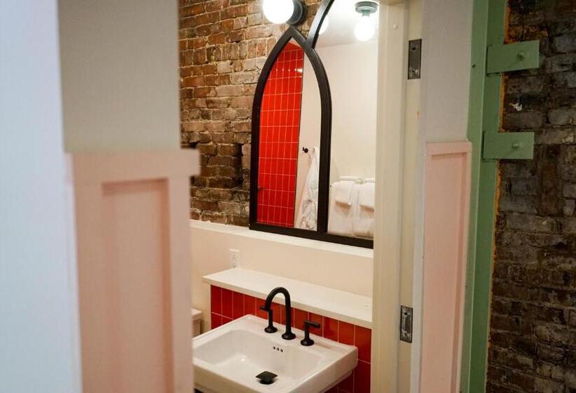 جناح, The Russell