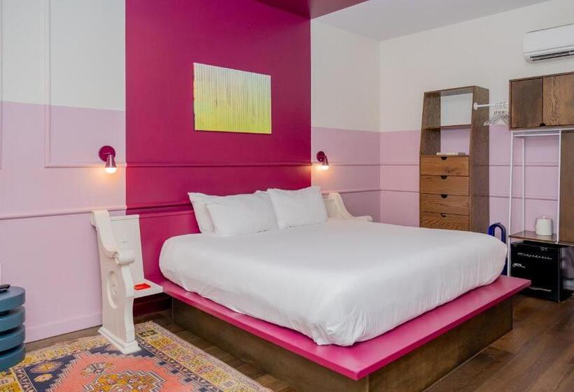 غرفة قياسية داخلية, The Russell