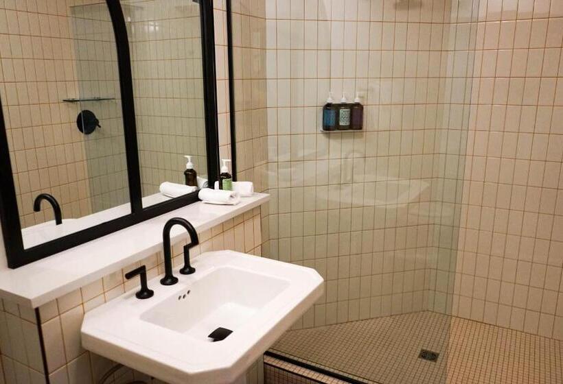 غرفة قياسية داخلية, The Russell