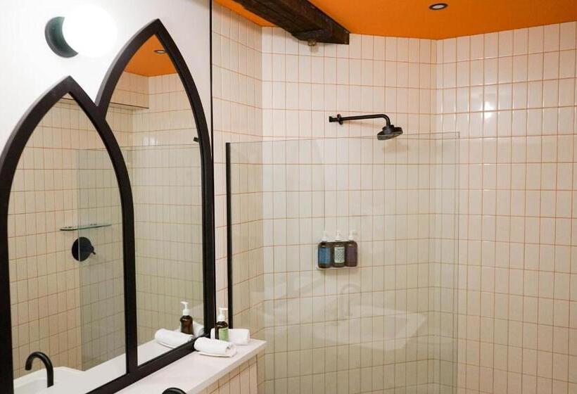 غرفة قياسية داخلية, The Russell