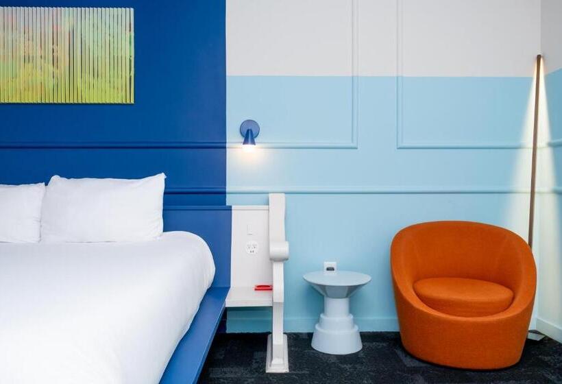 غرفة قياسية داخلية, The Russell