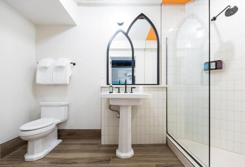 غرفة قياسية داخلية, The Russell