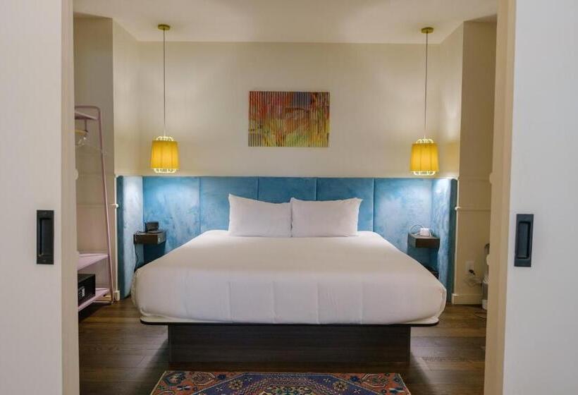 جناح دور أخير, The Russell