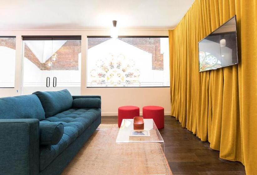 جناح دور أخير, The Russell