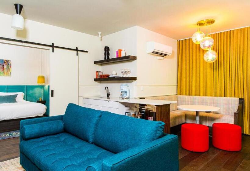 جناح دور أخير, The Russell