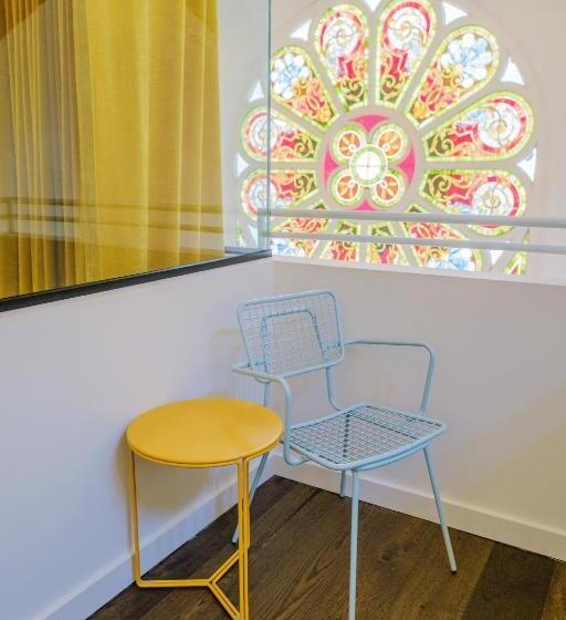 جناح دور أخير, The Russell