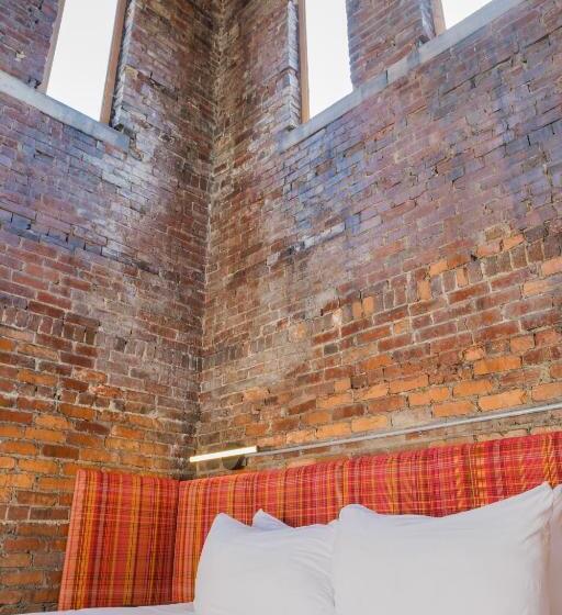 جناح, The Russell