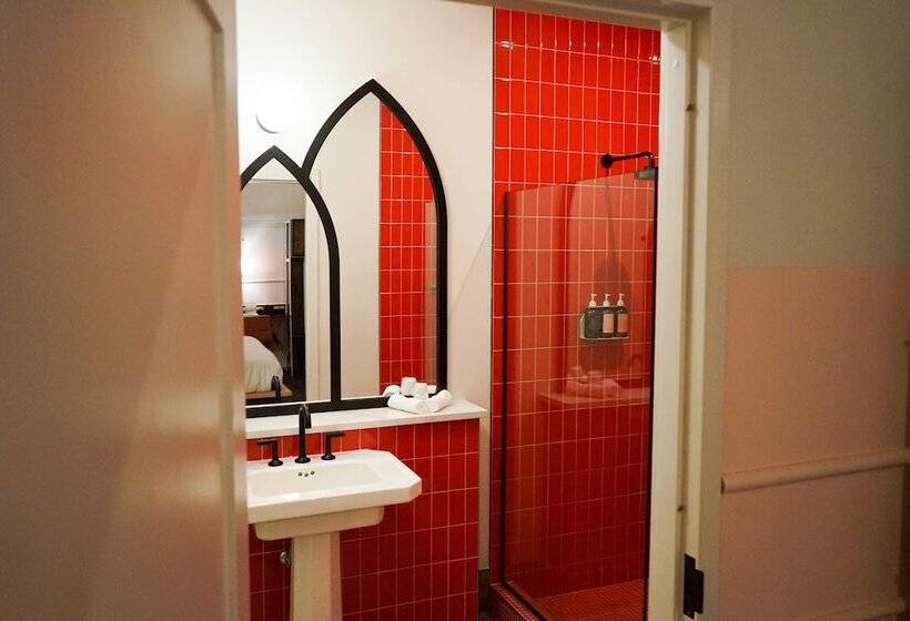 غرفة قياسية سرير كينج, The Russell