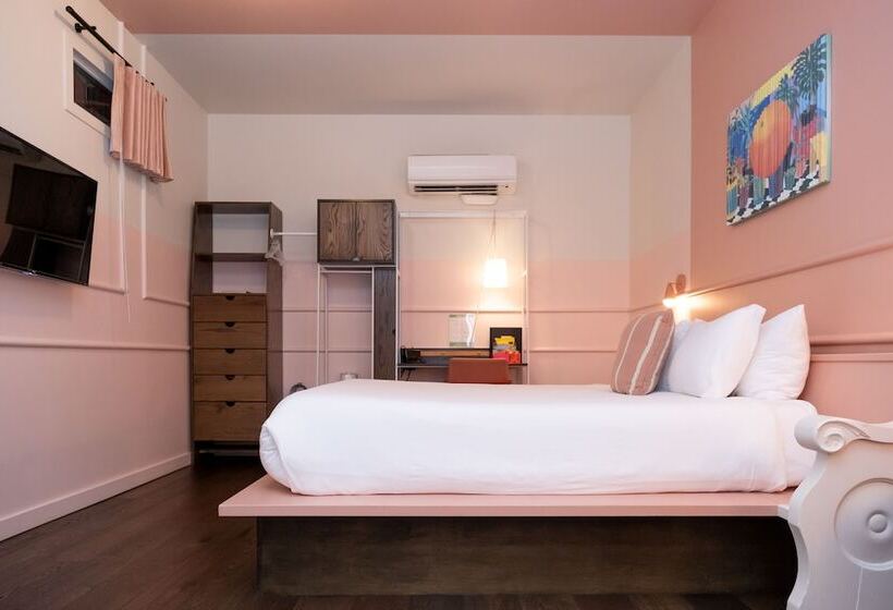 غرفة قياسية سرير كينج, The Russell