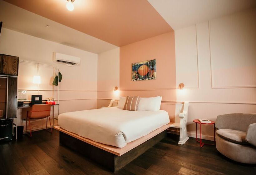 غرفة قياسية سرير كينج, The Russell