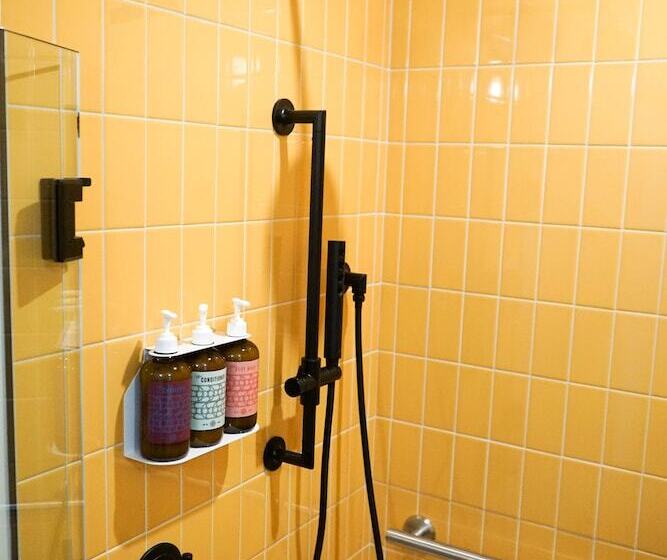 غرفة قياسية سرير ملكى, The Russell