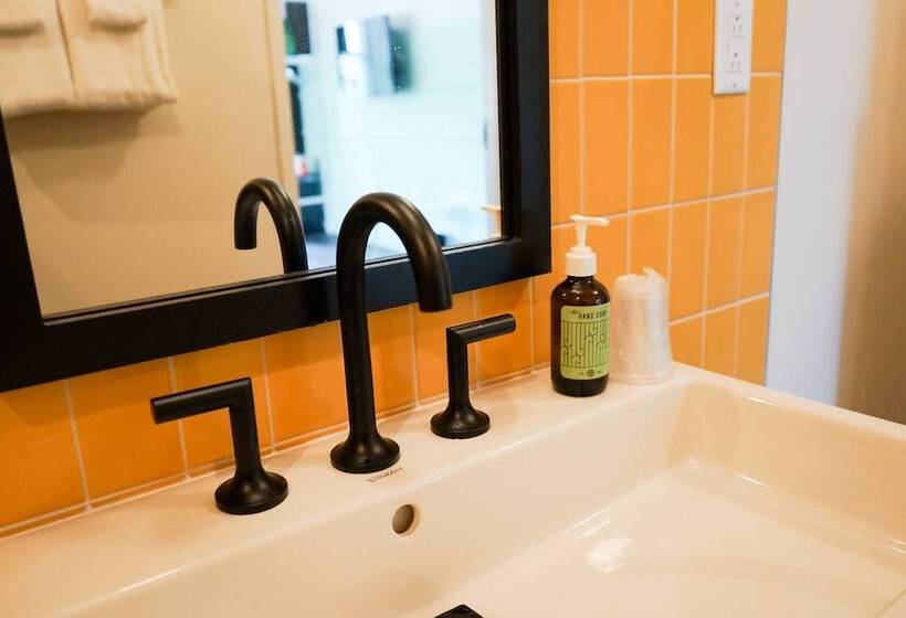 غرفة قياسية سرير ملكى, The Russell