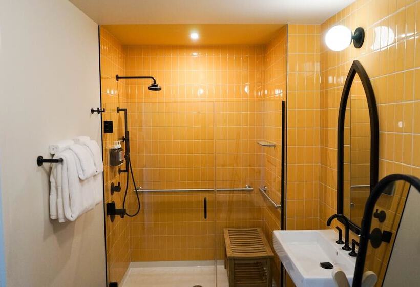 غرفة قياسية سرير ملكى, The Russell