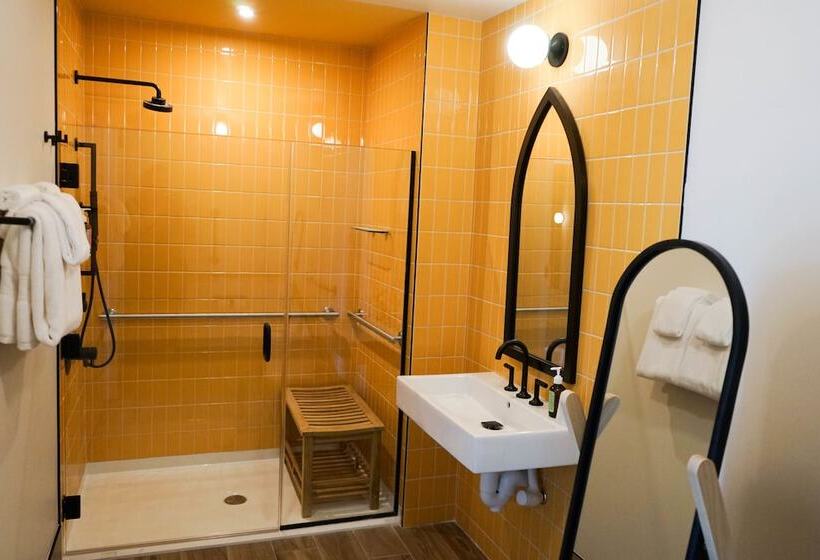 غرفة قياسية سرير ملكى, The Russell