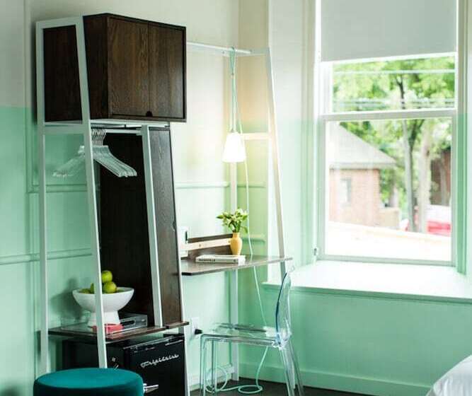 غرفة قياسية سرير ملكى, The Russell