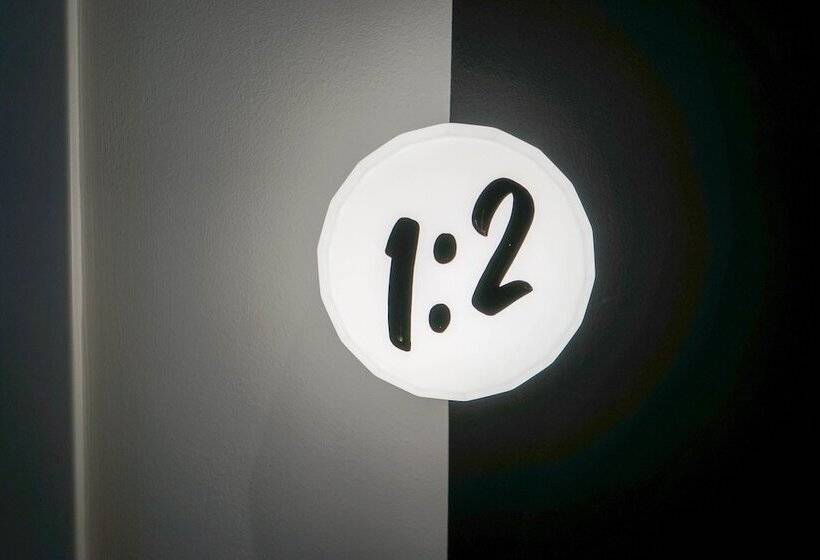 غرفة قياسية سرير ملكى, The Russell