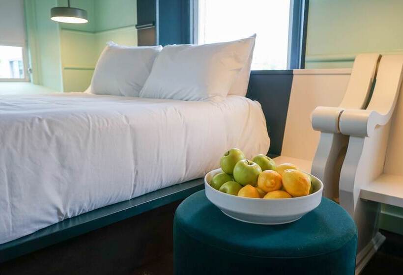 غرفة قياسية سرير ملكى, The Russell