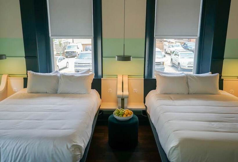 غرفة قياسية سرير ملكى, The Russell