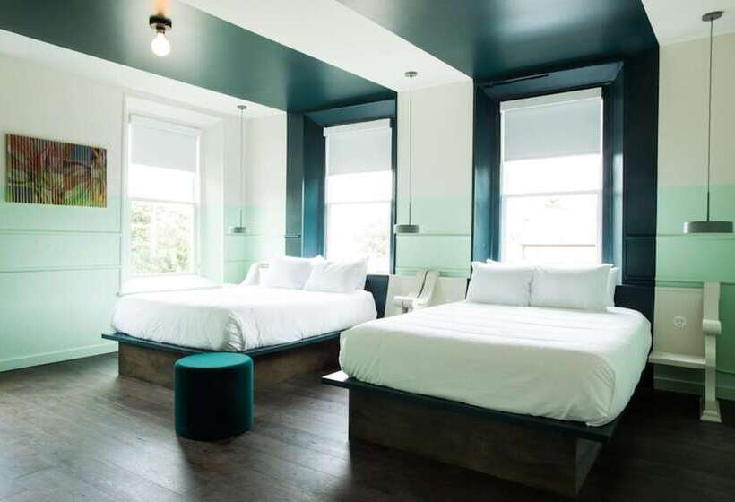 غرفة قياسية سرير ملكى, The Russell