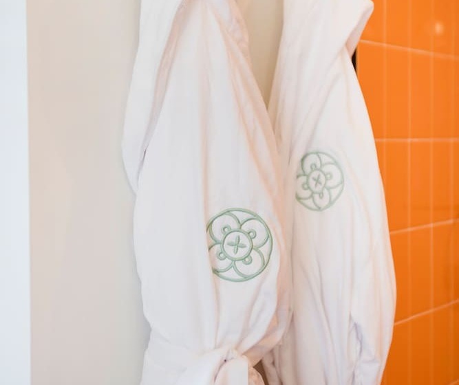 غرفة كلاسيكية سرير كينج, The Russell