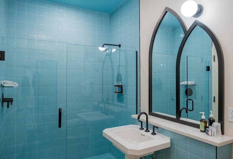 غرفة قياسية سرير كينج, The Russell