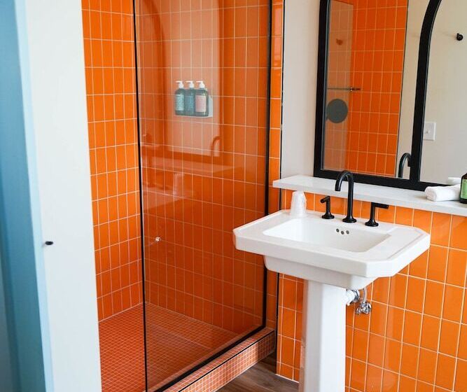 غرفة ديلوكس سرير ملكى, The Russell