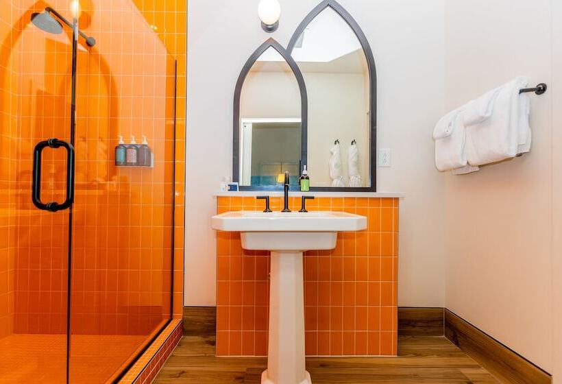 غرفة ديلوكس سرير ملكى, The Russell