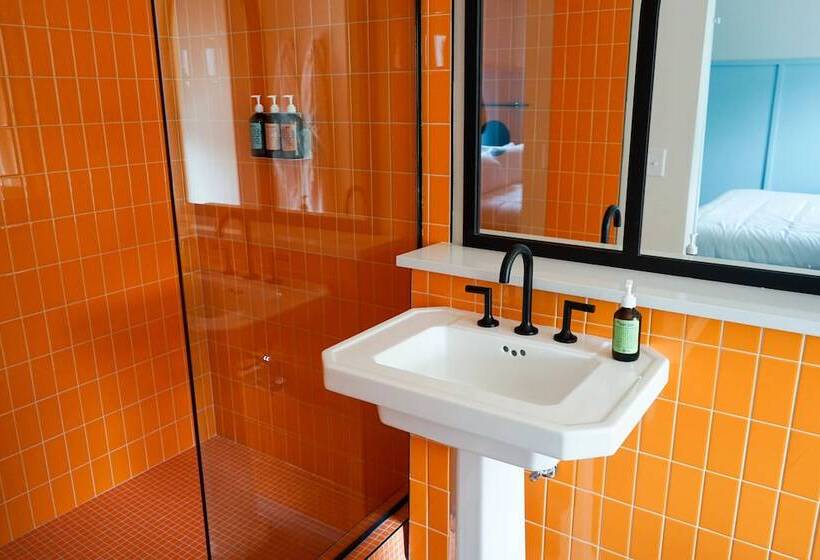 غرفة ديلوكس سرير ملكى, The Russell