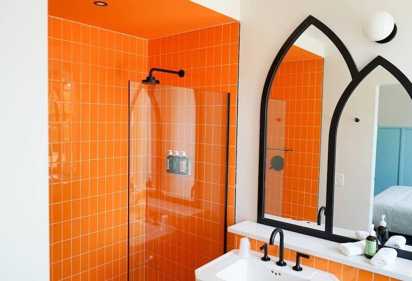 غرفة ديلوكس سرير ملكى, The Russell