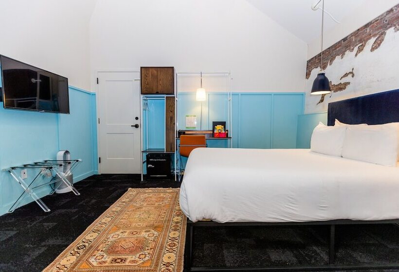 غرفة ديلوكس سرير ملكى, The Russell