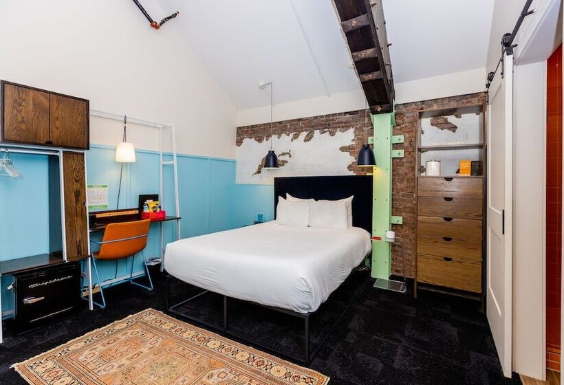 غرفة ديلوكس سرير ملكى, The Russell