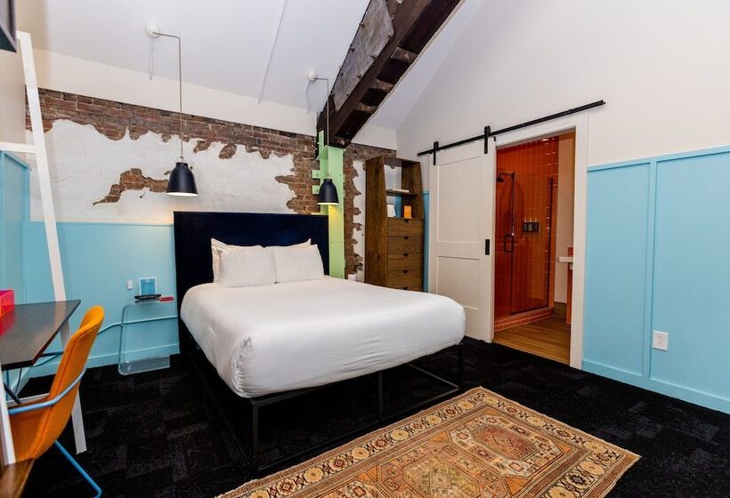 غرفة ديلوكس سرير ملكى, The Russell