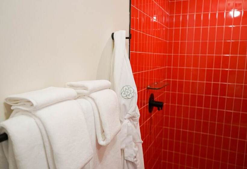 جناح, The Russell