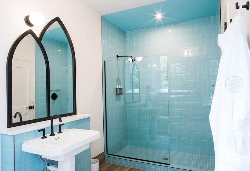 غرفة كلاسيكية سرير كينج, The Russell