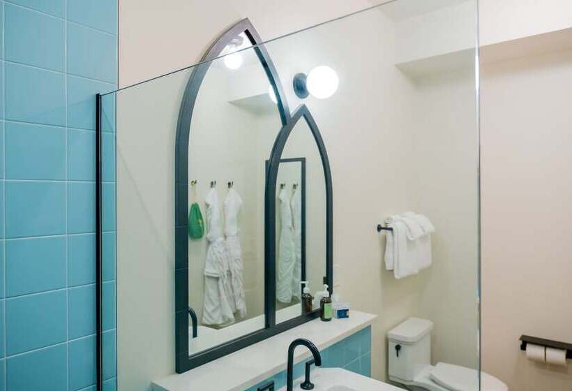 غرفة قياسية سرير كينج, The Russell