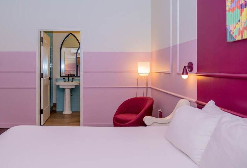 غرفة قياسية سرير كينج, The Russell