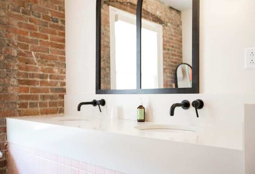 غرفة قياسية سرير ملكى, The Russell